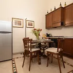 Frescoed Duomo Retreat Appartement